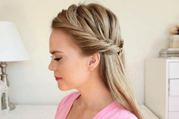 21 Easy School Picture Day Hairstyles For Kids That Won't Mess Up! - School  Run Messy Bun